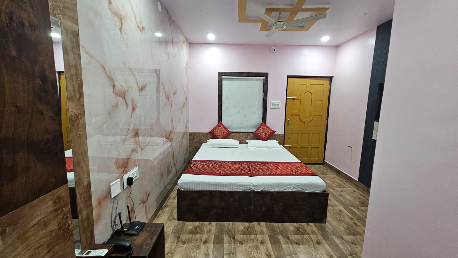 Swaraj Inn AC Double Bed Room 1 - Spacious Luxury Room with Modern Amenities in Paradeep